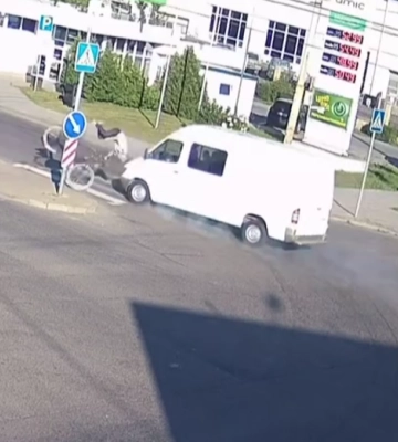 Від удару велосипедиста підкинуло в повітря: показали момент ДТП у Луцьку. Відео