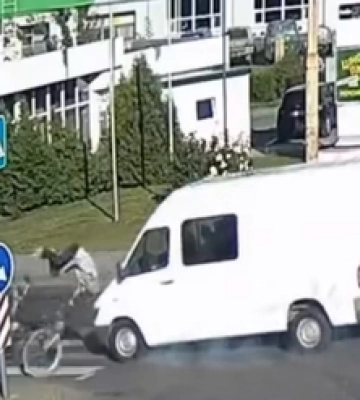 Підкинуло у повітря: у Луцьку на перехресті бус збив велосипедиста (відео)