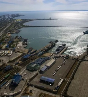 БПЛА атаковали порт "Кавказ" на Кубани: загорелось судно, есть жертвы (карта)