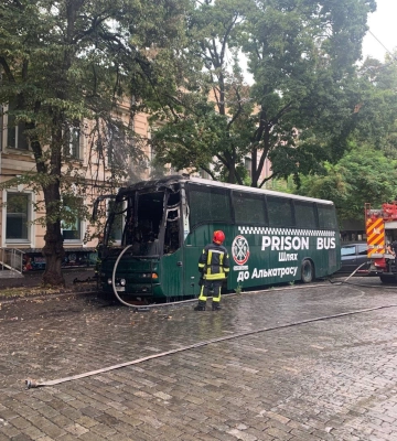 В центрі Одеси чоловік спалив квестовий автобус, - ФОТО