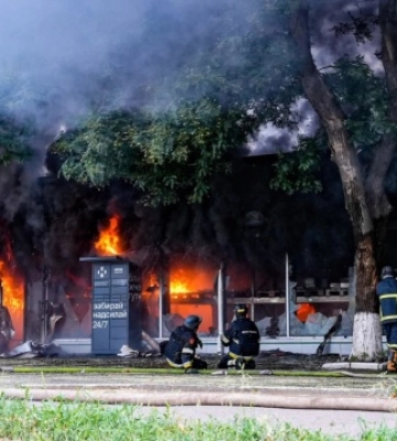 Через ворожий обстріл у Херсоні горів будівельний магазин 