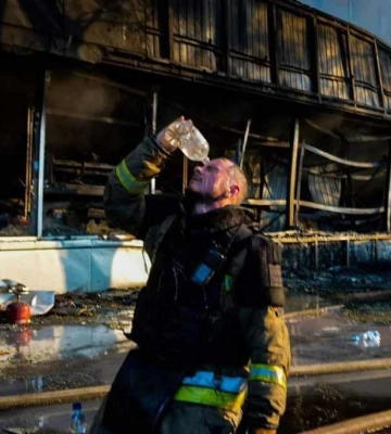 Через ворожий обстріл у Херсоні горів будівельний магазин 