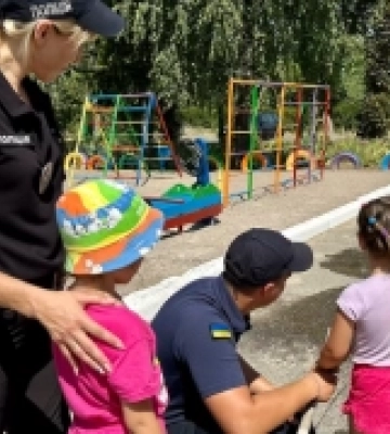 У Первомайську до дошкільнят завітав інтерактивний мобільний клас безпеки поліцейських та рятувальників