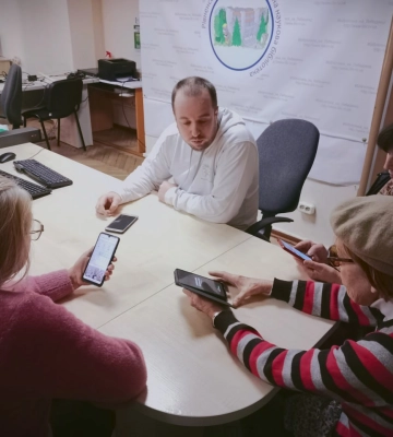 Бабусь з дідусями у Рівному вчать користуватися смартфоном – курс користується популярністю