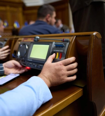 Сума зросла на понад 40 тисяч гривень: нардепи збільшили зарплати своїм помічникам