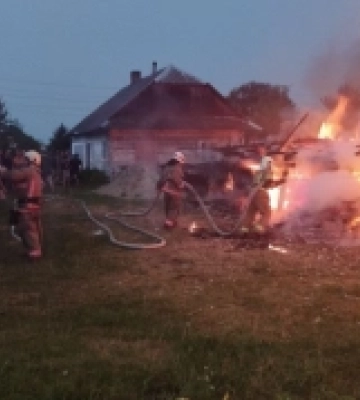 На Волині через блискавку горіли господарські будівлі