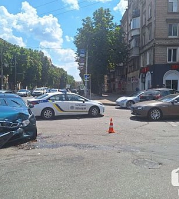 В Кривом Роге столкнулись сразу четыре автомобиля
