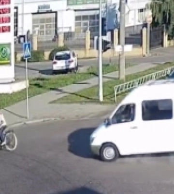 Камери відеонагляду зняли, як у Луцьку бус збив велосипедиста