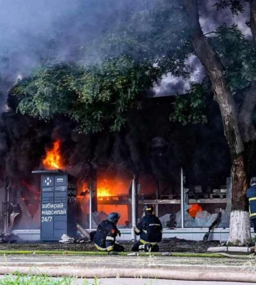 Через ворожий обстріл у Херсоні горів будівельний магазин 