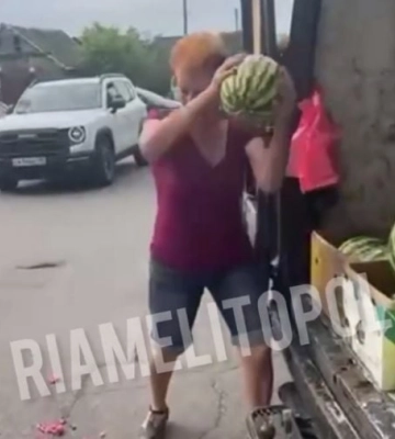 В Мелитополе одиозная коллаборантка устроила арбузные бои (видео)