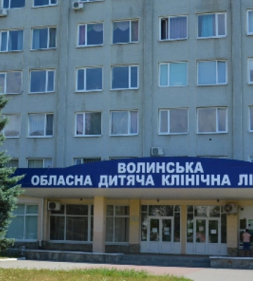 Матір пішла в магазин і забула зачинити вікно: деталі падіння дітей з другого поверху у Луцьку