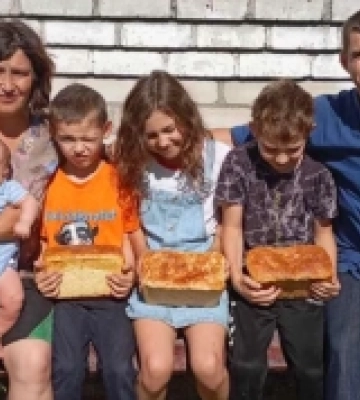 Багатодітна сім&#039;я з Волині пече і продає хліб, щоб допомогти українським воїнам