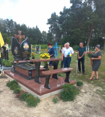 Не встиг потішити своїх рідних онуками: 25-річного Героя з Волині посмертно нагородили відзнакою. Фото