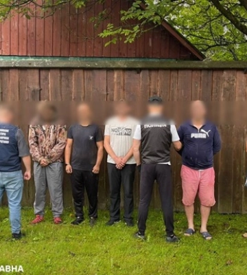 8000 доларів за перетин кордону: двох закарпатців підозрюють у переправленні чоловіків до Румунії