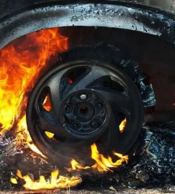 В селе под Мелитополем на ходу воспламенился автомобиль 