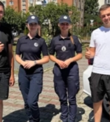 В Ужгороді патрульні нагадали дітям правила ПДР