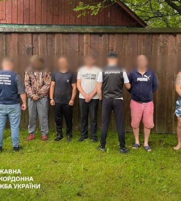 8000 доларів за перетин кордону: двох закарпатців підозрюють у переправленні чоловіків до Румунії