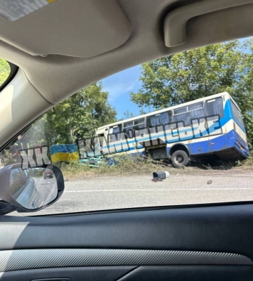 На трасі під Дніпром зіштовхнулися легковик та автобус: є загиблий і постраждалі