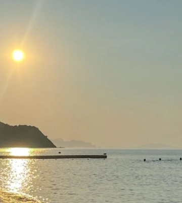 От рассвета до заката:  разгар курортного сезона в селе прифронтового Крыма (фотогалерея)