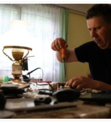 Герої серед нас: рятувальник з Тячівщини збирає fpv-дрони для ЗСУ та розводить бджіл