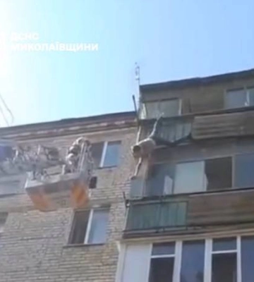 У Миколаєві співробітники ДСНС врятували чоловіка, який повис на балконі