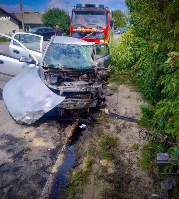 На Львівщині з понівеченої автівки рятувальники вивільнили водія