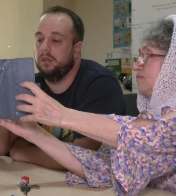 Як у Рівному людей старшого віку навчають користуватися смартфонами (ВІДЕО)