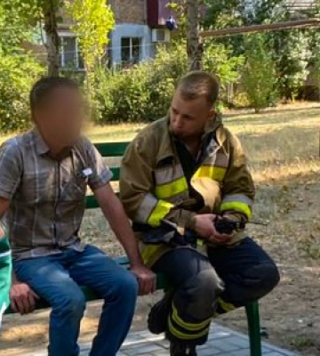 У Миколаєві співробітники ДСНС врятували чоловіка, який перевалився за балкон