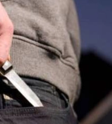 В Ужгороді патрульні врятували чоловіка з ножовим пораненням