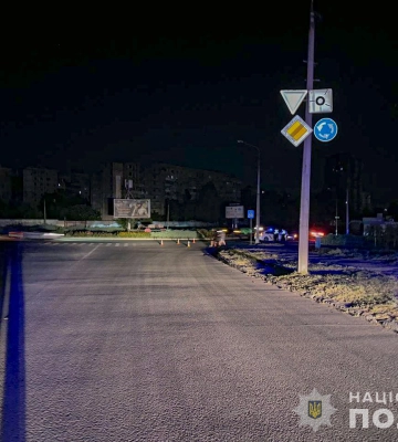 В Запоріжжі мотоцикліст збив 62-річного чоловіка та втік з місця ДТП його розшукує поліція