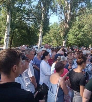 В захваченном Донецке жители Кировского района перекрыли улицу из-за отсутствия воды