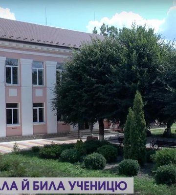 Намагалася роздягнути: на Волині вчителька облаяла і вдарила школярку