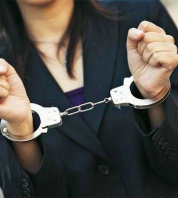 У Дніпрі розшукують жінку, яка викрала окуляри з магазину