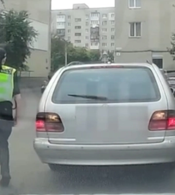 У Луцьку п&#039;яний на «мерсі» серед білого дня «вишивав» по ЛПЗ (відео)
