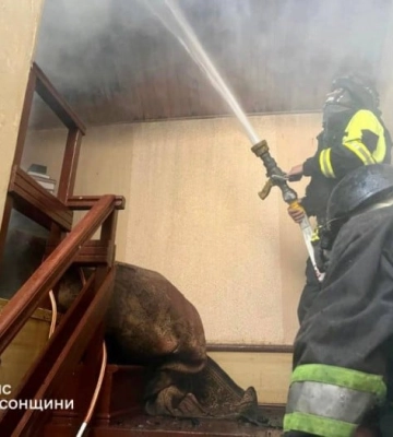 Росіяни вдарили по рятувальниках, які гасили пожежу в передмісті Херсона