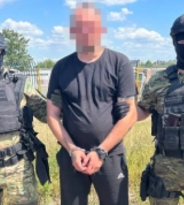 У столиці затримали двох підозрюваних у підпалі автівки військового та релейної шафи Укрзалізниці