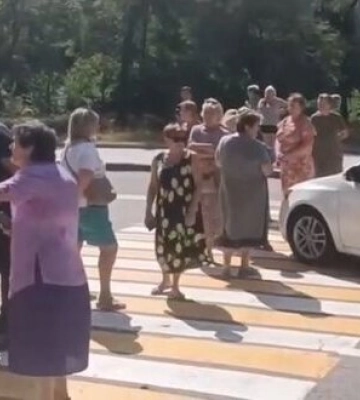 Мешканці окупованого Донецька заблокували одну із вулиць і вимагають води та покращення життя. ВIДЕО