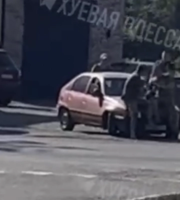 В Одесі водій прокатав працівника ТЦК на капоті автівки