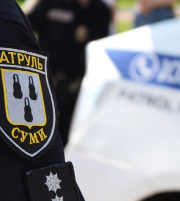 У Сумах патрульні зупинили водія маршрутки, який за кермом дивився відео на телефоні