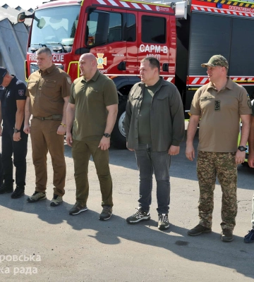 Спасателям, полицейским, коммунальщикам и врачам Днепра вручили награды от города и области