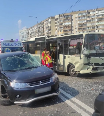 В Киеве ДТП с маршруткой: патрульные предупредили об осложнении движения