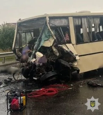 В Давидові біля Львова вантажівка зіткнулась з маршруткою: є постраждалі