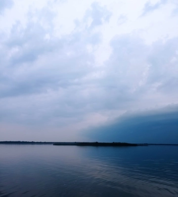 Перлина Волині: поділилися світлинами передгрозової краси на Люб&amp;#039;язькому озері
