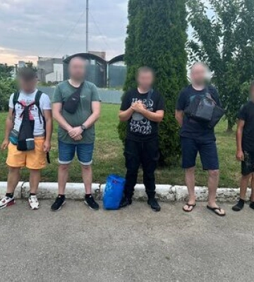 На Закарпатті курсанти-прикордонники біля річки Тиса затримали чотирьох чоловіків та неповнолітнього хлопця