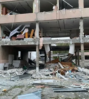 Російський удар по Лозовій: рятувальники витягнули з-під завалів тіло людини