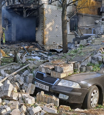 Від російської авіабомби постраждав будинок харківського бізнесмена і волонтера Від російської авіабомби постраждав будинок харківського бізнесмена і волонтера