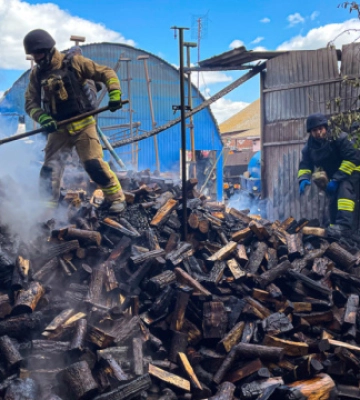 На Сумщині рятувальники загасили пожежу після російського обстрілу
