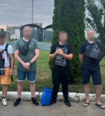 Показывал дорогу к Тисе: ГПСУ задержала подростка и нескольких мужчин