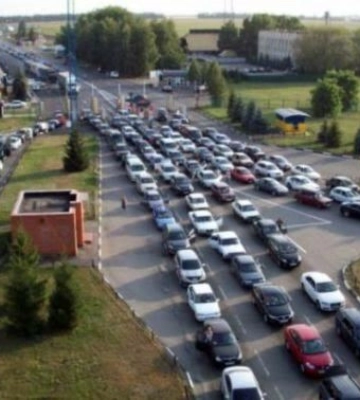 Через туристичний сезон майже удвічі збільшився потік людей і транспорту на кордоні з Польщею