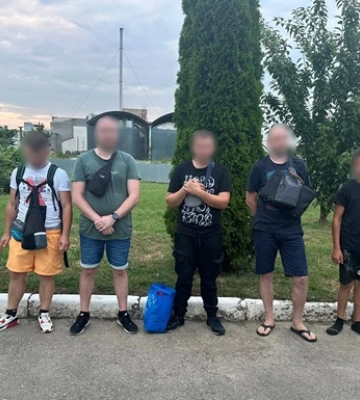 На Закарпатті курсанти-прикордонники біля річки Тиса затримали чотирьох чоловіків та неповнолітнього хлопця